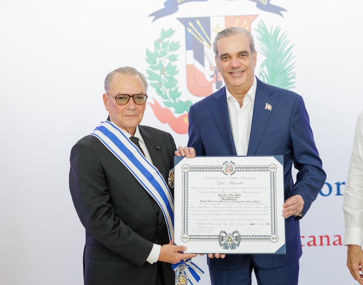PresidenciaRD's tweet image. En reconocimiento a sus aportes al turismo y su labor solidaria como embajador de la Orden de Malta en la República Dominicana, el Pdte. Luis Abinader condecoró al Sr. Frank Rainieri Marranzini con la Orden del Mérito de Duarte, Sánchez y Mella, grado Gran Cruz Placa de Plata. 🇩🇴