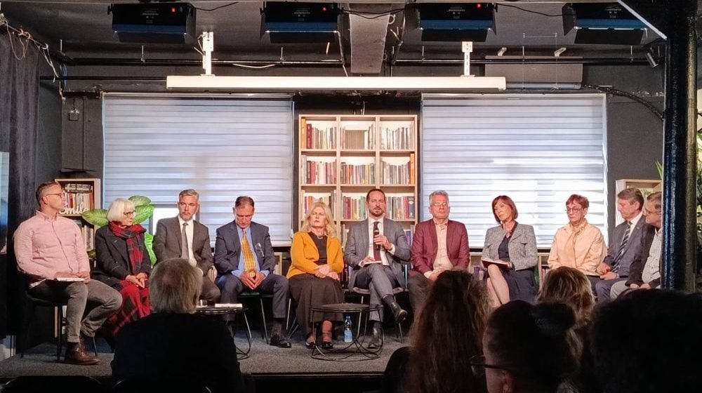 Anketna komisija o padu nadstrešnice je rekla da je izveštaj o tehničkom pregledu falsifikovan, da je veštačenje izvršeno za samo 19 dana, da tužilac nije imao vremena da pregleda izveštaj veštaka i da su već sutradan počela privodjenja. 

Iz toga se zaključuje da tužilac nije