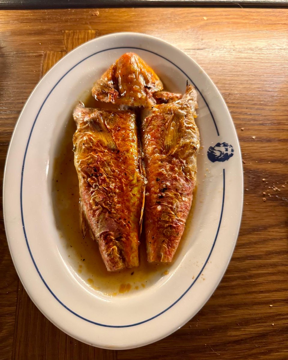 Cuina d’aparença senzilla però molt elaborada, amb la graella de fons, a Ultramarinos Marín, la taverna/asador de Borja García al centre de Barcelona. Salses i adobs d’inspiració mediterrània i origen medieval.