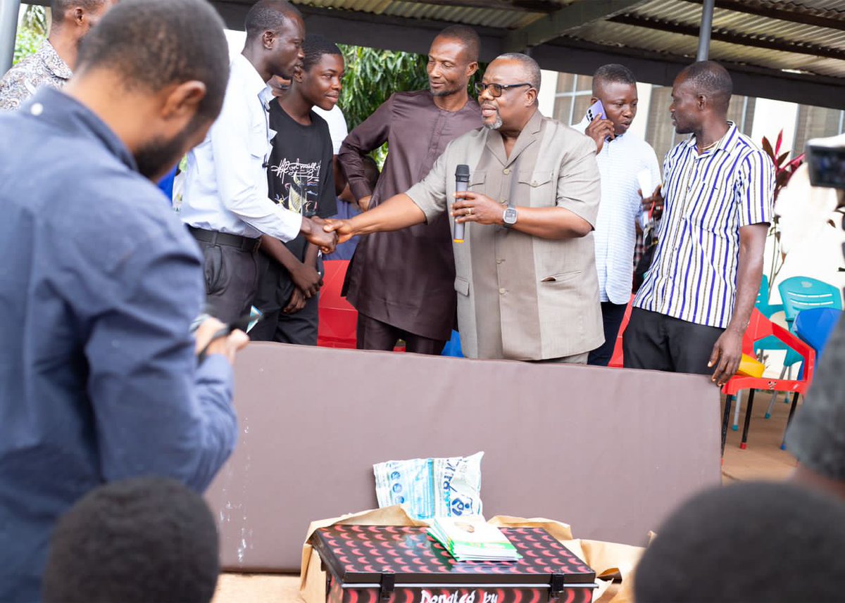 samuelattamills's tweet photo. I spent a day with over 150 BECE candidates in my constituency who excelled with aggregates 15 or better. The overall best student who had aggregate 6 and completed Ampenyi  Basic School received a cash prize in addition to a chop box , trunk, mattress, books, mosquito net as https://t.co/Cd2zZPoQdf
