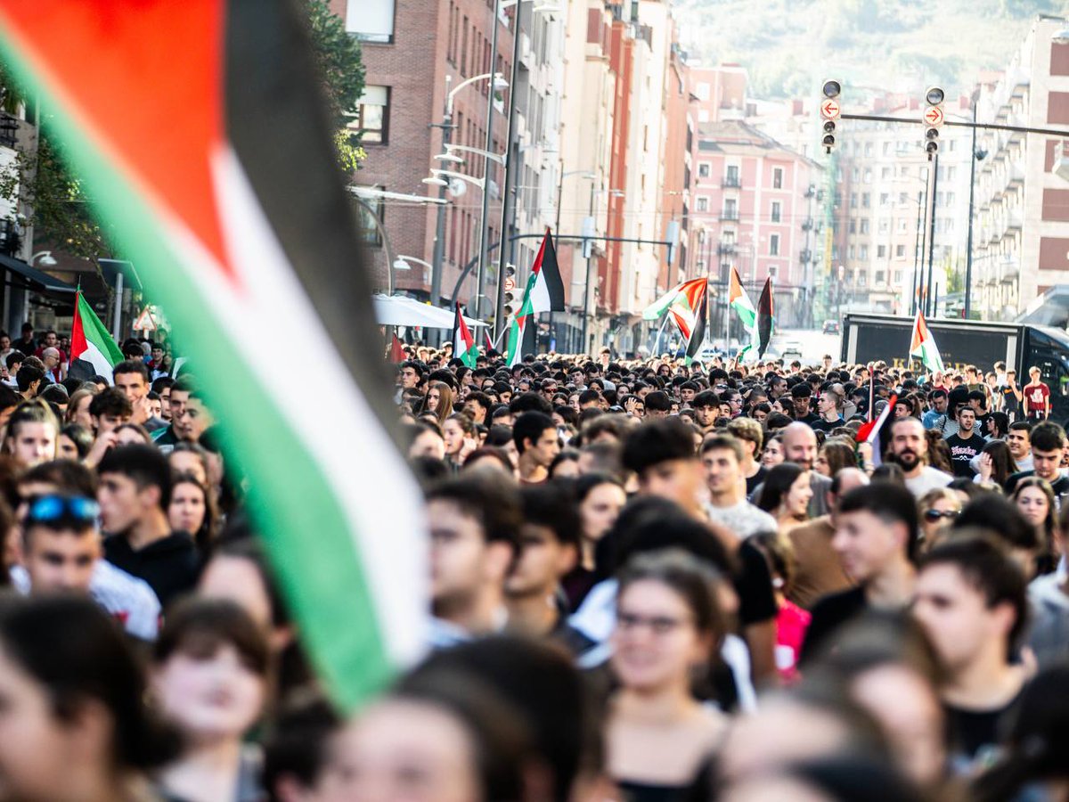 Euskal Herriak berriro erakutsi du elkartasuna ezinbesteko osagaietako bat duela. Hiriburu eta herrietako plazak jendez lepo izan dira beste behin, eta behar den guztietan beteko ditugu. Historiaren alde zuzenean egoteaz harro.

Euskal Herria beti Palestinarekin🇵🇸
#GenozidioaSTOP