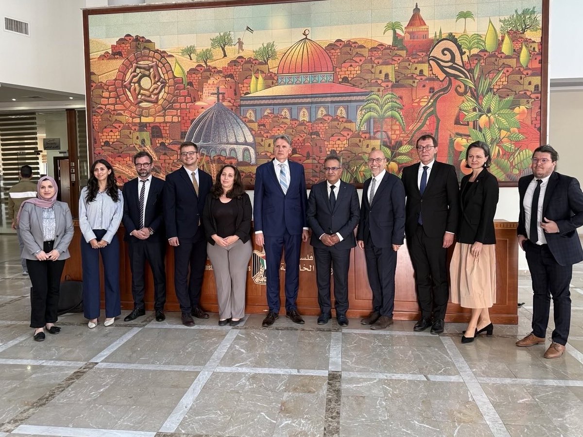 📍Ramallah
🤝State Secretary of 🇨🇿 MFA Radek Rubeš met with his 🇵🇸counterpart Mr. Adel Atieh for political consultations.
🎯 On the table: Gaza &amp; West Bank, 🇨🇿humanitarian aid, and our bilateral ties.
🌿 Dialogue and diplomacy – CZ stands ready to support peace and resilience.