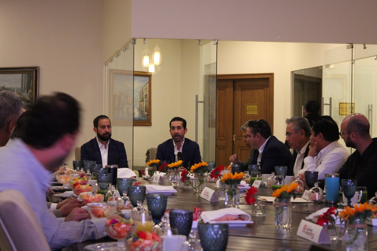 canaco_torreon's tweet photo. 🤝 Sostuvimos reunión Desarrollo Económico de Torreón y el 1er Regidor del Ayuntamiento Luis Cuerda en la que participaron Cámaras y organismos empresariales de la Comarca Lagunera.

📊 Se abordaron puntos, áreas de oportunidad y posibles riesgos del T-MEC.

#CanacoTorreon #TMEC https://t.co/ZNjaYtChMU