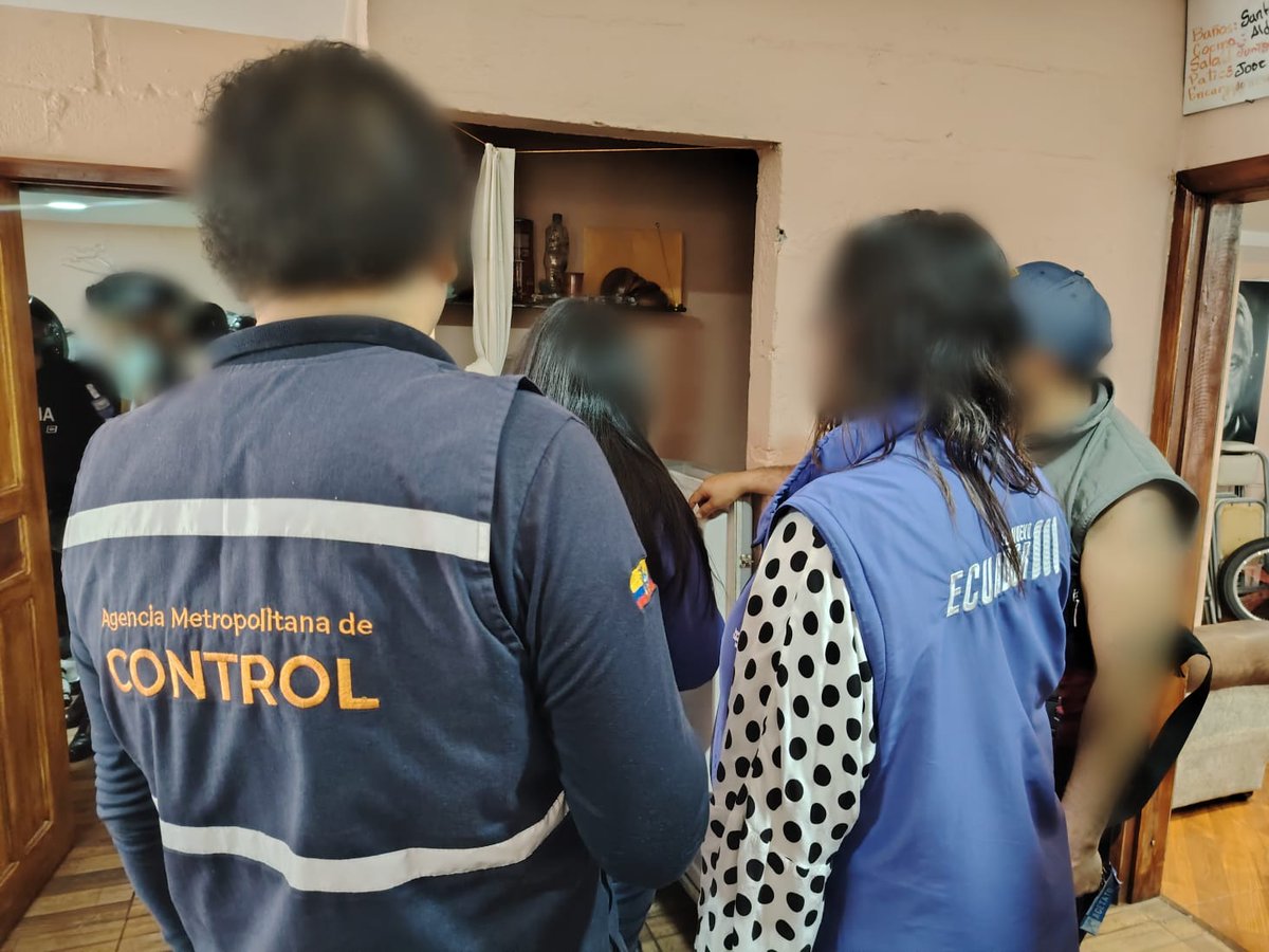Acess_Ec's tweet photo. #Zona9 | 🔍 Ejecutamos un operativo interinstitucional junto a @PoliciaEcuador y @amcquito en las parroquias de Alangasí y La Merced, en el Valle de los Chillos, en las cuales se habría alertado sobre la existencia de centros de tratamiento de adicciones que incumplían la ley. https://t.co/uoxy6GlaFN