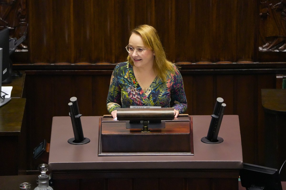 Razem ODEŚLEMY FUTRA DO HISTORII! 🦊💪

💚 Niemożliwe staje się możliwe! Jako polski #Sejm pracujemy nad zakazem hodowli zwierząt na futra i śmiem twierdzić, że pracujemy w zgodzie!

❗ W Polsce co roku na futro hodowanych jest 3 miliony norek, 15 tysięcy lisów, 4-5 tysięcy