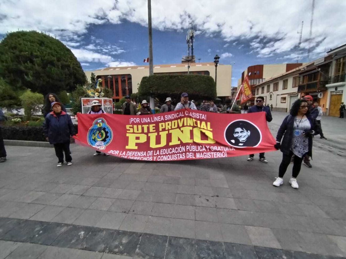Ojo_Publico's tweet photo. #15Oct 🚨 Alumnos, docentes y administrativos de la Universidad Nacional del Altiplano de #Puno; así como el Frente de Organizaciones Populares (FOP), el #Sute y otros gremios se movilizan en la ciudad de #Puno. "Que se vayan todos", manifiestan.
✍️📷Red regional / @KarinChacn1 https://t.co/EByLY1q4Us