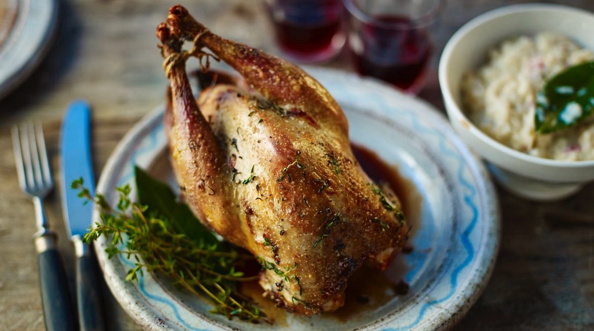 روز Roast Pheasant هر سال در ۱۵ اکتبر گرامی داشته می‌شود. این پرنده بومی آسیا اولین بار در قرن ۱۱ میلادی مسافر انگلیس شد اما گونه گردن حلقه‌ای در قرن ۱۸ میلادی کوچ کرد. این پرنده وحشی گوشتی لطیف و طعم ملایم دارد.

رونوشت به <a href="/TavosHosseinpo1/">Tavos</a> 

#تقویم_آشپزی

#موش_سرآشپز