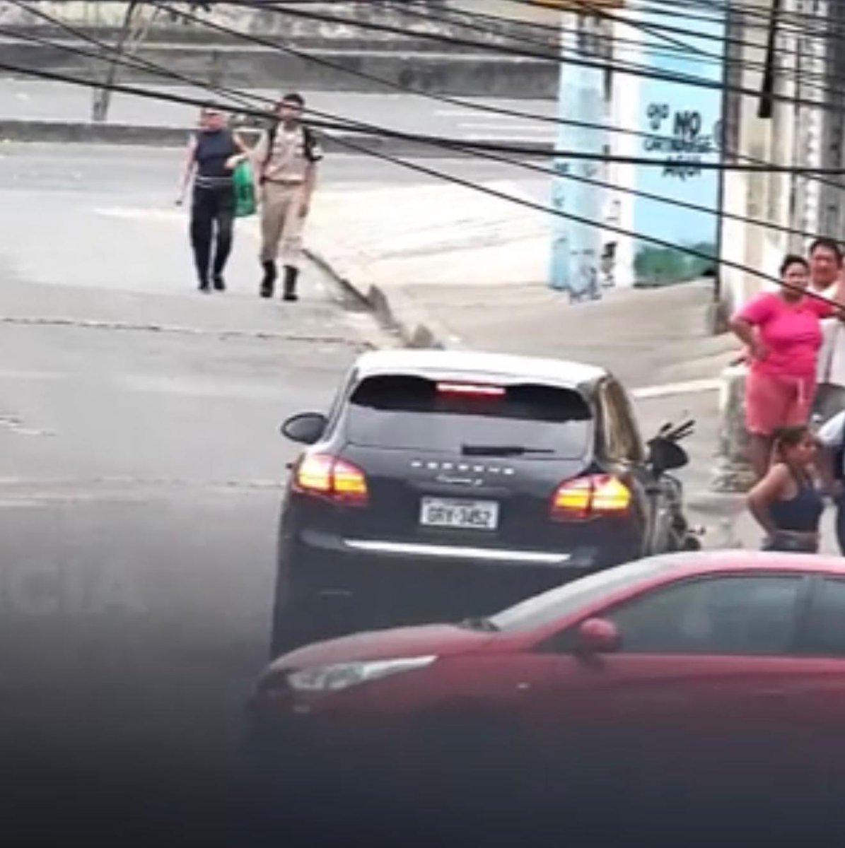 ATENCIÓN, PUEBLO ECUATORIANO 🚨

¡Esto es una afrenta directa a la inteligencia y dignidad del pueblo! Lo que parecía una trama de Netflix se está desarrollando en la vida real: tras el allanamiento al sospechoso de la explosión en la Bahía de Guayaquil, aparece un vehículo