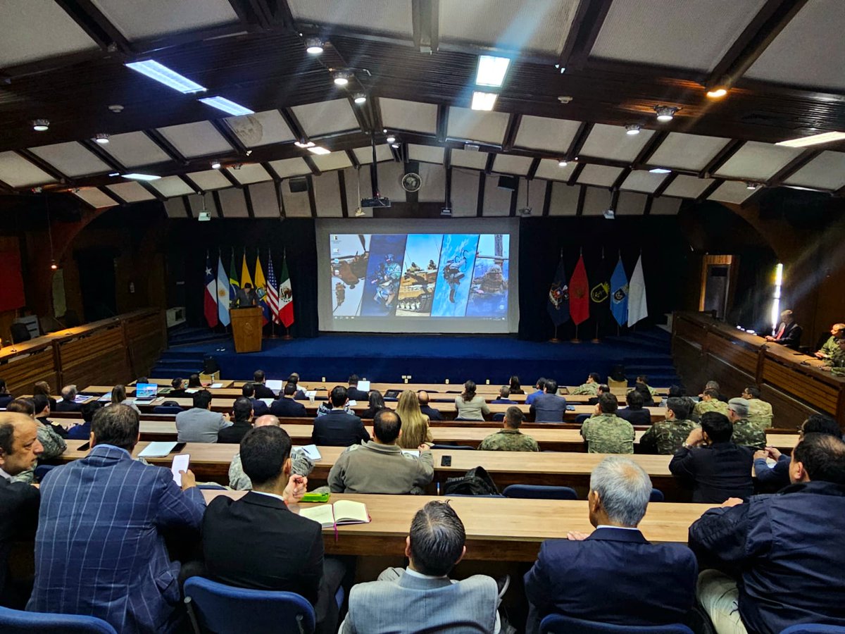 🇨🇱💻 En la <a href="/AcademiaGuerra/">Academia de Guerra</a> se está desarrollando la segunda edición del ejercicio de ciberseguridad “Escudo Cibernético”, cuyo objetivo es evaluar la capacidad de reacción y coordinación de diversas instituciones del Estado frente a ataques informáticos simulados.
Esta actividad
