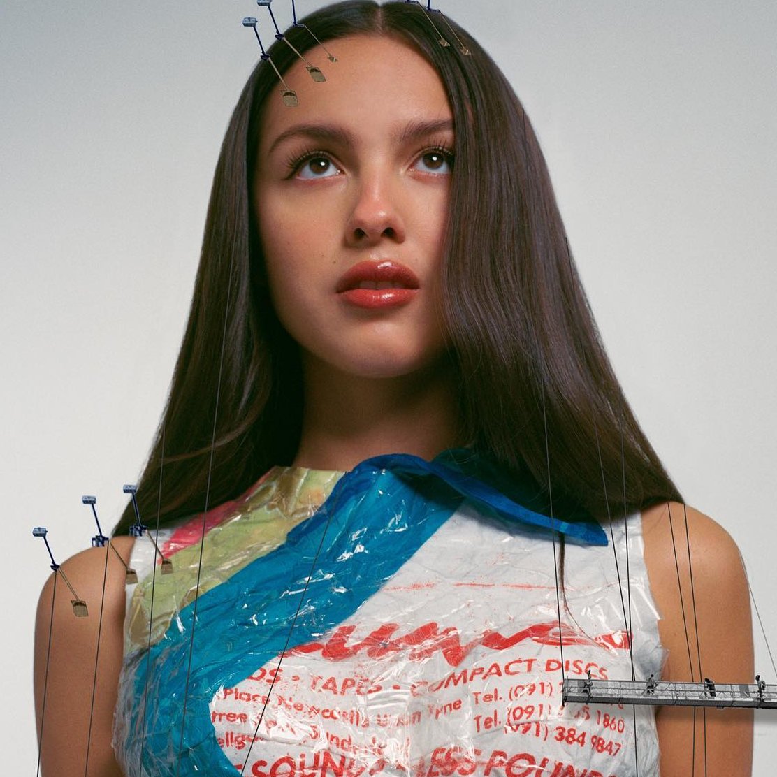 Alanis Morissette aclama Olivia Rodrigo:

"Sempre fico impressionada com a nova geração e então vejo pessoas como a Olivia e penso: 'Ah, tudo vai ficar bem. Todos nós estaremos bem enquanto a Olivia existir. Estamos em boas mãos.'"