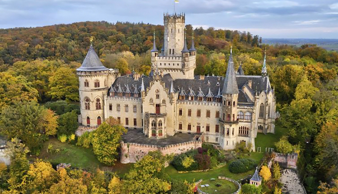 PrimeVideoBR's tweet image. estética rara: você conseguiu uma bolsa para estudar numa escola de elite e se apaixonou por um herdeiro #MaxtonHall #MaxtonHallOnPrime #rubyjames