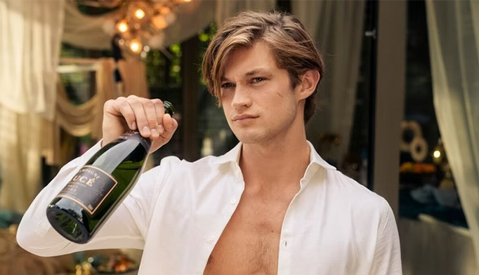 PrimeVideoBR's tweet image. estética rara: você conseguiu uma bolsa para estudar numa escola de elite e se apaixonou por um herdeiro #MaxtonHall #MaxtonHallOnPrime #rubyjames