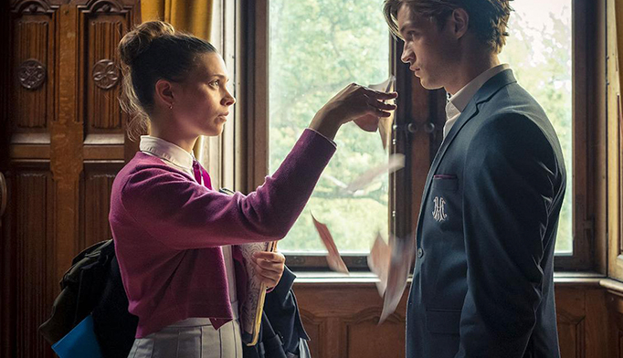 PrimeVideoBR's tweet image. estética rara: você conseguiu uma bolsa para estudar numa escola de elite e se apaixonou por um herdeiro #MaxtonHall #MaxtonHallOnPrime #rubyjames