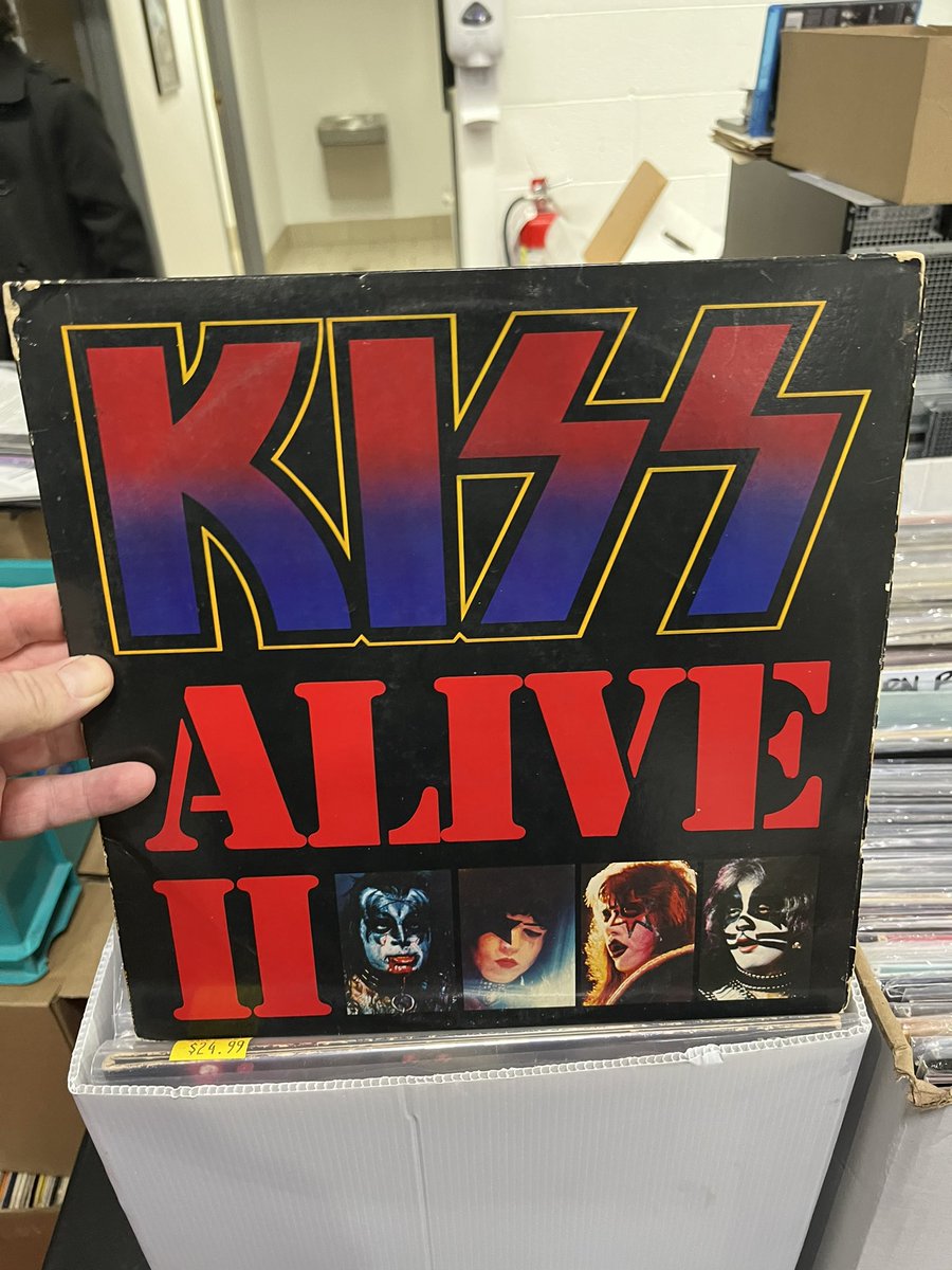 bob_robertnash's tweet image. Don’t care if it was overdubbed in the studio…
KISS 𝐀𝐋𝐈𝐕𝐄 𝐈𝐈 is an iconic live album 
#70sKISS