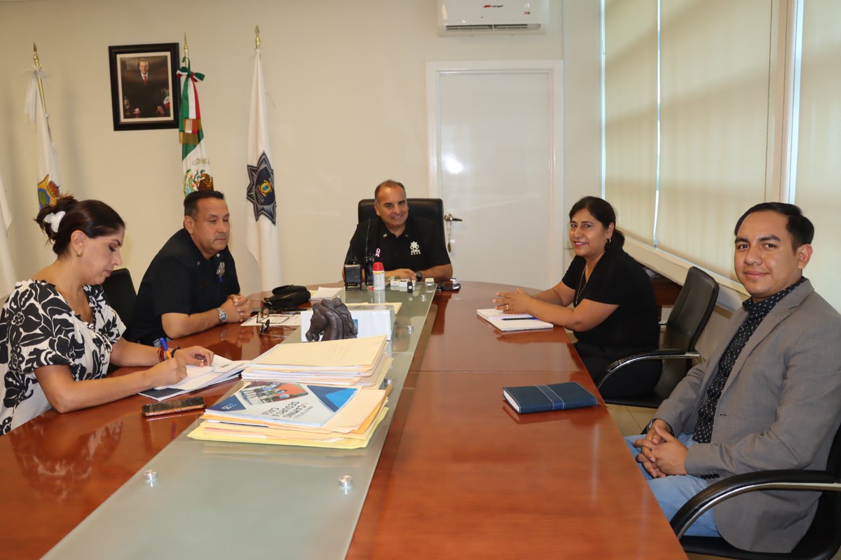 sspdgo's tweet image. #DurangoRenace Con el firme compromiso de seguir fortaleciendo las acciones de seguridad en el mpio de Santa Clara, el Comisionado, Lic. @OscarGalvanV , Srio de Seguridad Pública, se reunió con la Alcaldesa, Profa. Hermelinda Cruz Rivera, para trabajar coordinadamente. #SSPDgo