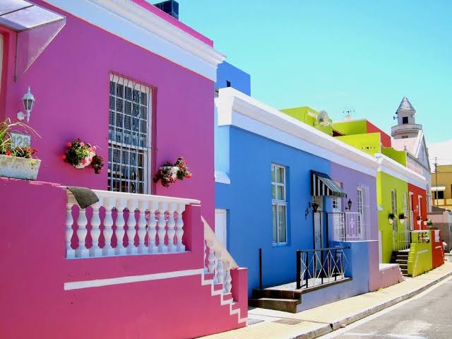 FifiFlow1617's tweet photo. Am I crazy or is this location in South Africa
1. Penguins are African Penguins
2. Colorful houses look like Bo-Kaap
3. The Mountain in the back kind of plateaus, Similar to Table Mountain
4. The second image of the pair in the Cable car, they do that in my cou try as well
🤔🤔🤔 https://t.co/tGCyHtOcv2