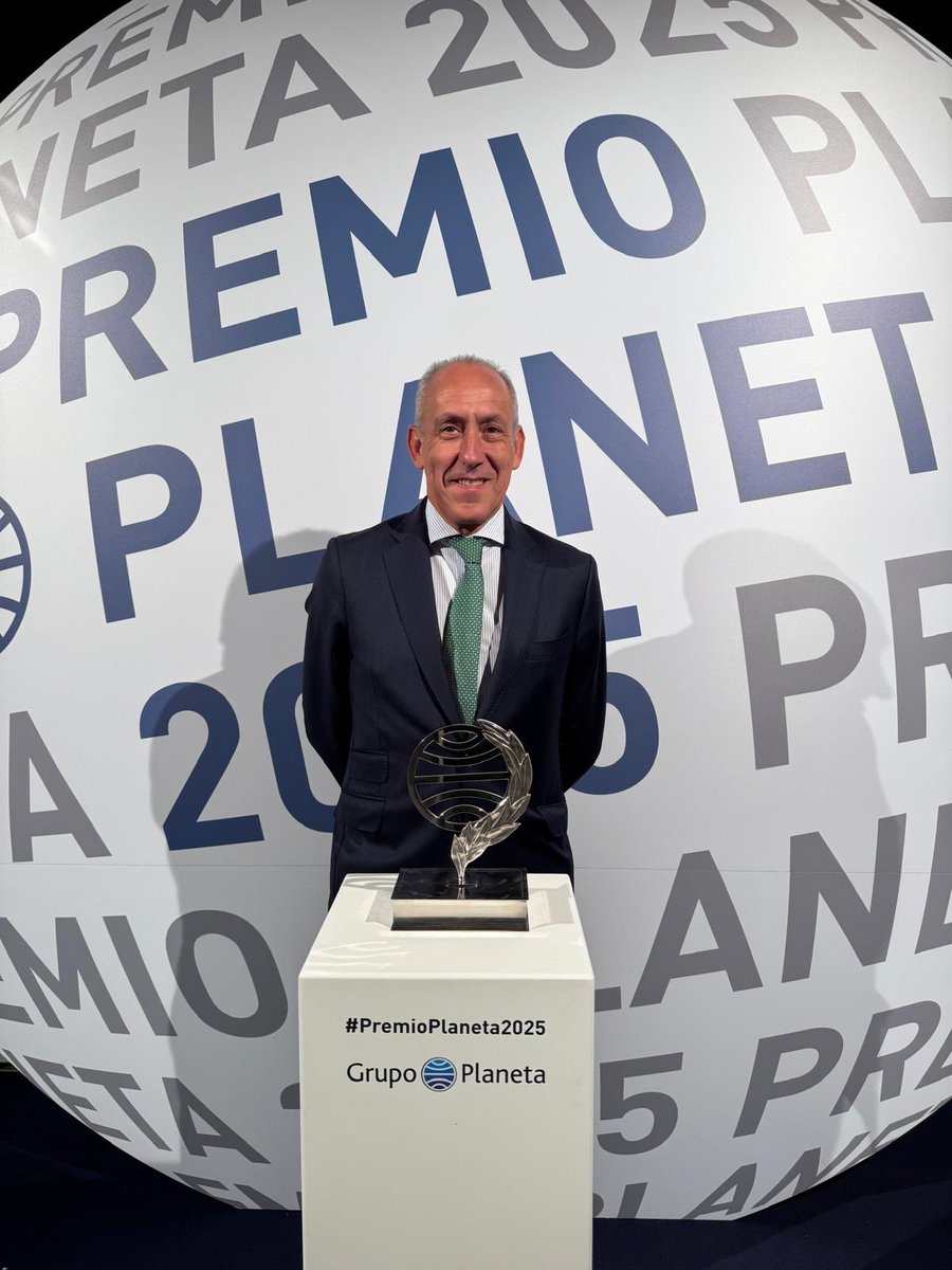 Asisto con mucha ilusión a la entrega del Premio Planeta 2025, una cita imprescindible para quienes amamos la literatura. Una noche especial para celebrar la cultura, los libros y el placer de la lectura. 
#PremioPlaneta2025