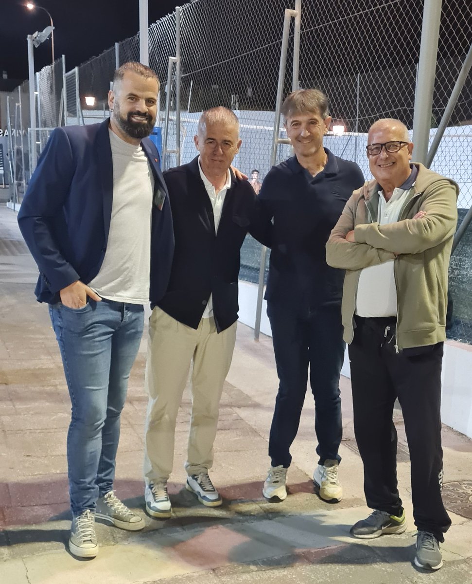 ⚽️Terminamos el día, junto a Jose Carlos Perez Ruiz , viendo al <a href="/CD_HuetorVega/">CD Huétor Vega</a>  contra el Recreativo filial de ,también mi equipo, <a href="/GranadaCF/">Granada CF ❤️⚪️</a>

👍Todo un honor encontrarse con el gran <a href="/Alcaraz_Lucas/">Lucas Alcaraz</a> y con nuestro entrenador  <a href="/pacheta_oficial/">José Rojo Pacheta</a>