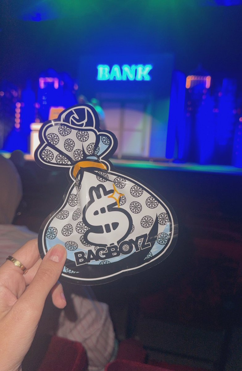 Aso0ma_87's tweet image. مسرحية اليوم (شوية حرامية) ..
مشاري وشملان المجيبل، وأسامة المزيعل، وهبة الدري يخلونك تدمّع من الضحك + قصة المسرحية وايد حلوة .. ماحب أطوف مسرحياتهم 🫶🏻 ..
@MMojeabil 
@shamlanmujaibel 
@Heba_aldurri