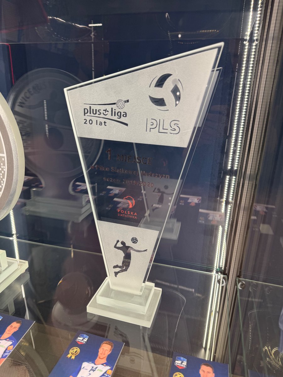 Taka ciekawostka, o której powiem szczerze nie miałem totalnego pojęcia (być może jest to znany fakt, tylko mnie to ominęło).
ZAKSA za zajęcie 1. miejsca w sezonie covidowym, tym przerwanym przez władze ligi dostała trofeum, jak zresztą widać na zdjęciu.