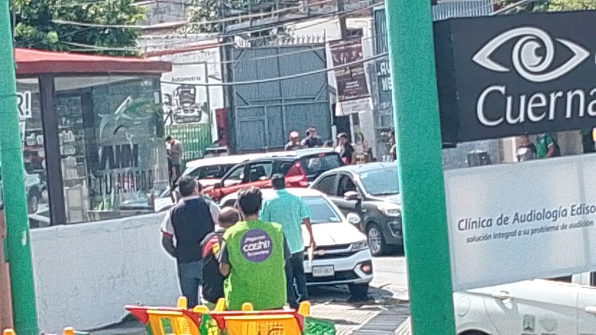 🚨 #ALMOMENTO | Persona pierde la vida tras ser atacada a balazos en avenida Cuauhtémoc, cerca de la glorieta La Luna, en Cuernavaca.

⚠️ Autoridades ya en la zona.