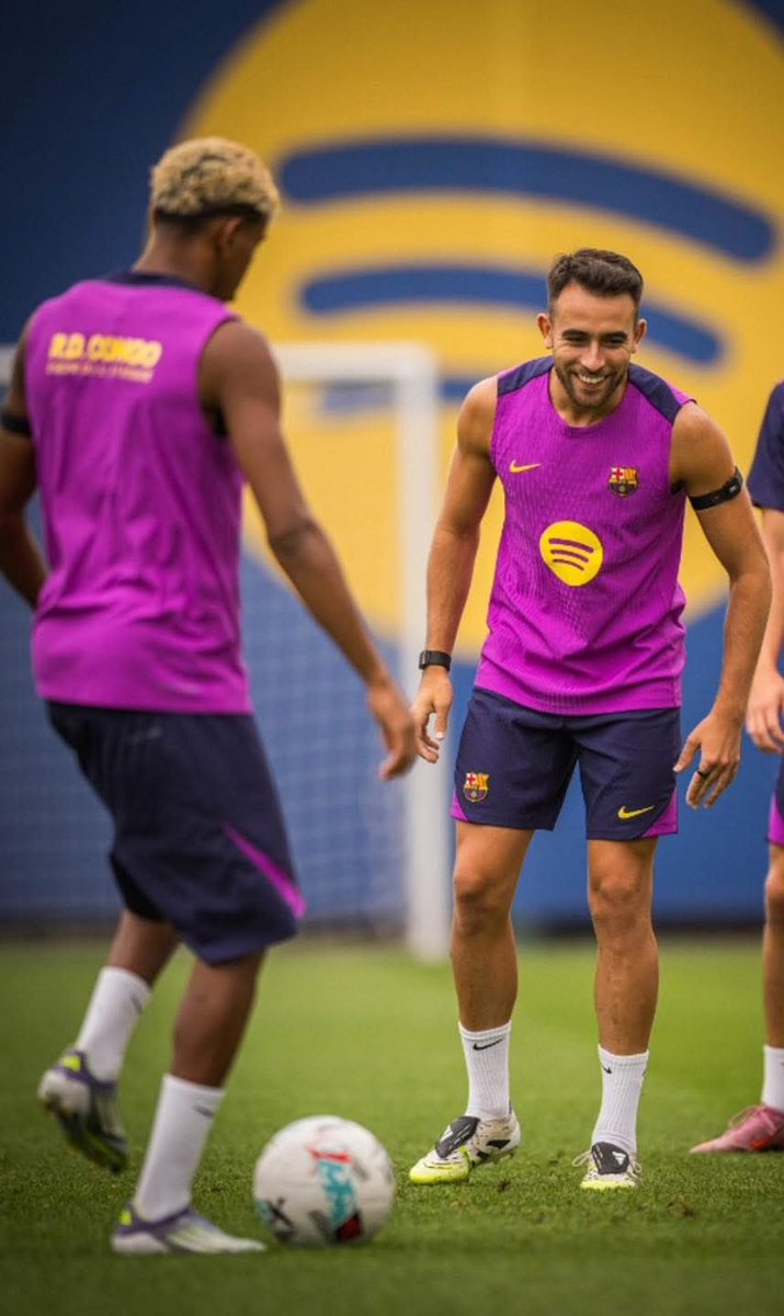 TouchlineX's tweet image. 🚨 At training, you often come up against Lamine. Is there a way to stop him?
🗣️ Eric Garcia: "It's very difficult, very difficult. He has a lot of talent and qualities… Naturally, there's Messi, and Lamine comes after him."
"I think he has qualities similar to Messi. Even if…