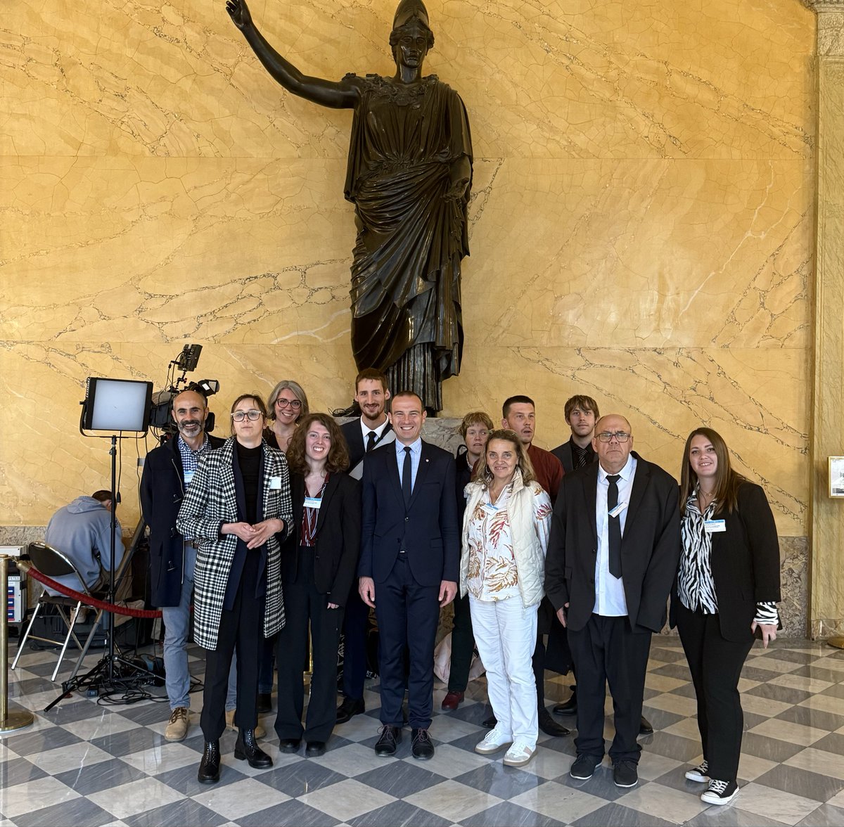 Fabien DI FILIPPO (@fabiendifilippo) on Twitter photo Un beau moment d’échanges citoyens avec le groupe de l’EPSMS d’Albestroff lors de leur visite de l’<a href="/AssembleeNat/">Assemblée nationale</a> 🏛️🇫🇷 Un beau moment d’échanges citoyens avec le groupe de l’EPSMS d’Albestroff lors de leur visite de l’<a href="/AssembleeNat/">Assemblée nationale</a> 🏛️🇫🇷