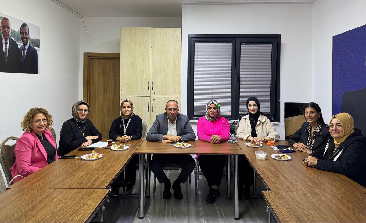 İlçe Aile ve Çocuk Komisyonu Başkanımız Hatice Balcı,
İl Aile ve Çocuk Komisyonu 3. Bölge Sorumlumuz Çiğdem Taşdemir
ve Komisyon Sekretarya Başkanımız Hatice Aydın ile
verimli bir toplantı gerçekleştirdik.

Ailelerimize ve çocuklarımıza yönelik projelerimizi değerlendirdik.