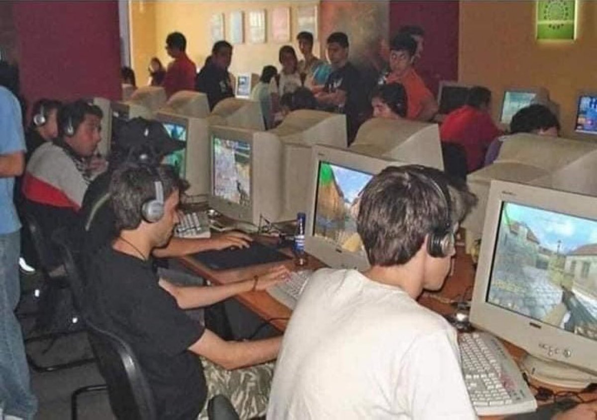 GamewithDave's tweet image. RT if you miss those 2000s LAN Parties