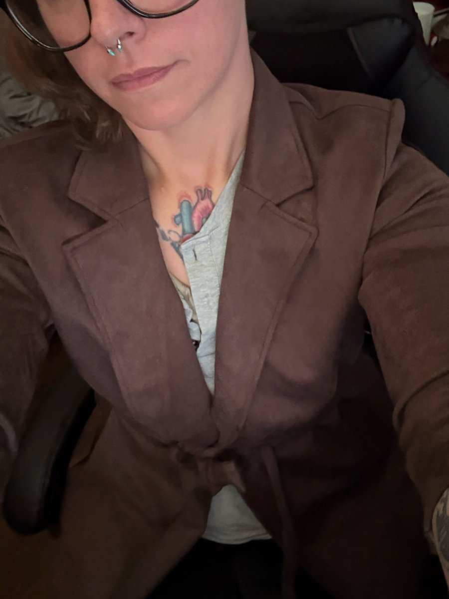 Friends, does this give Carmen Sandiego vibes?

(The jacket specifically).

(Also this is what I wore for my new license photo.)