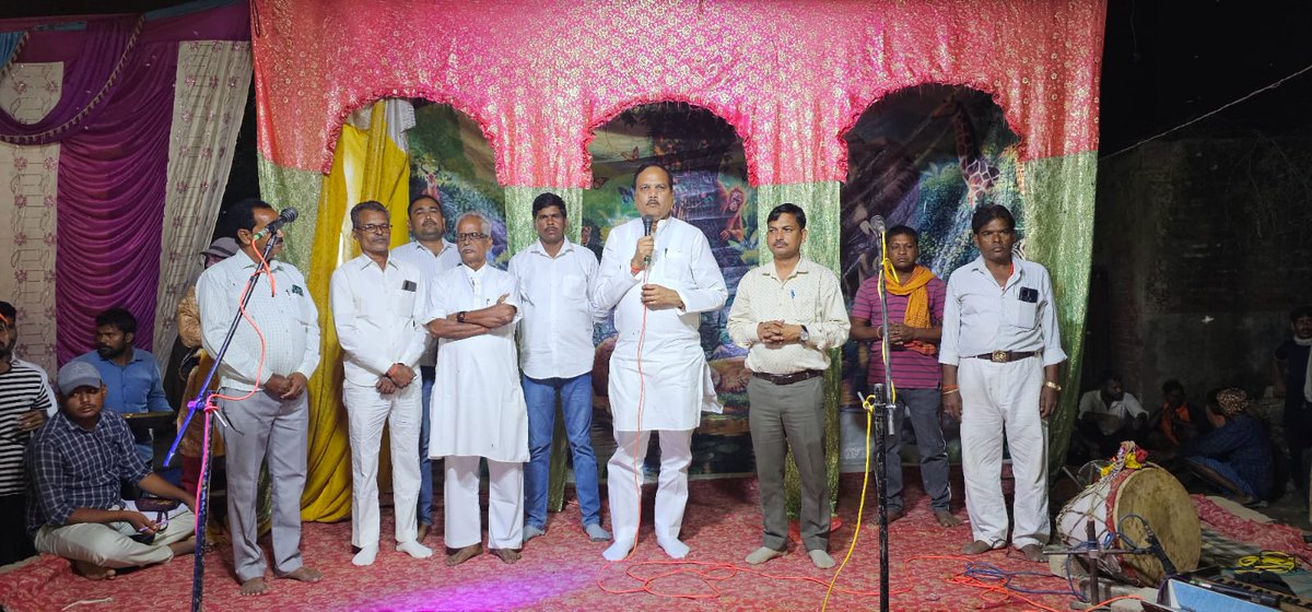 MPSinghRanu2's tweet image. विकास खण्ड हरपालपुर के पलिया ग्राम में माता फूलमती प्रांगण में चल रहे राम लीला कार्यक्रम में सम्मिलित होकर आयोजन से जुडे कलाकार बन्धुओं एवं कमेटी के पदाधिकारियों का उत्साह बर्धन करते हुए श्री राम लीला मंचन के सफल आयोजन की शुभकामनाएं प्रेषित की।।