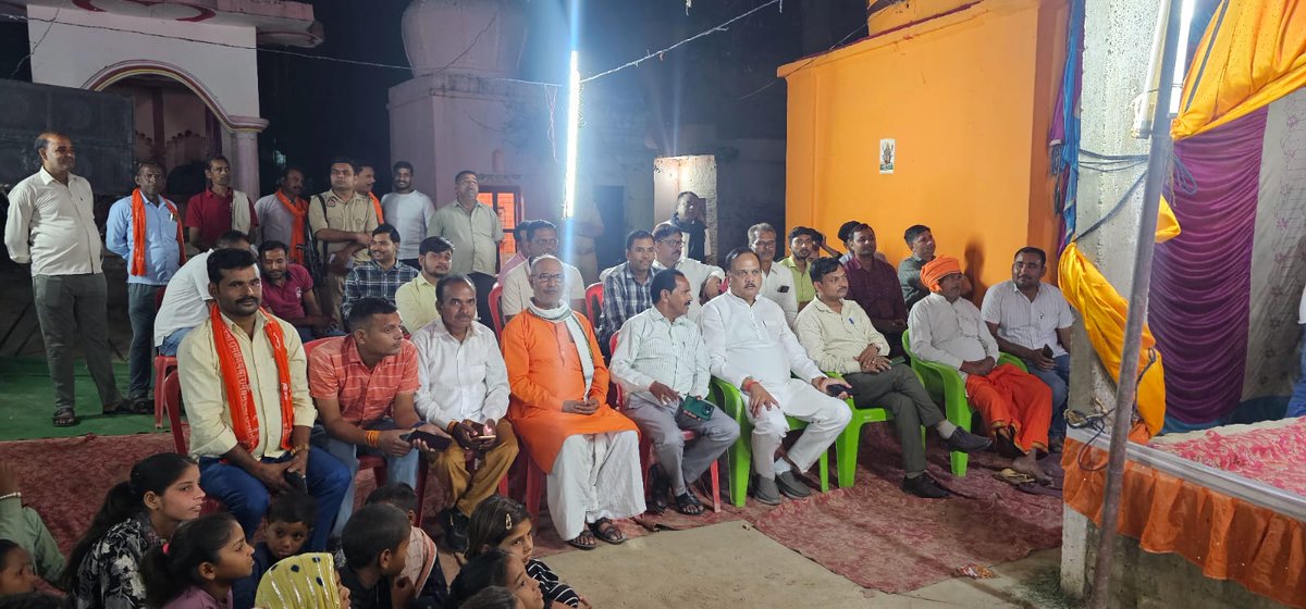 MPSinghRanu2's tweet image. विकास खण्ड हरपालपुर के पलिया ग्राम में माता फूलमती प्रांगण में चल रहे राम लीला कार्यक्रम में सम्मिलित होकर आयोजन से जुडे कलाकार बन्धुओं एवं कमेटी के पदाधिकारियों का उत्साह बर्धन करते हुए श्री राम लीला मंचन के सफल आयोजन की शुभकामनाएं प्रेषित की।।