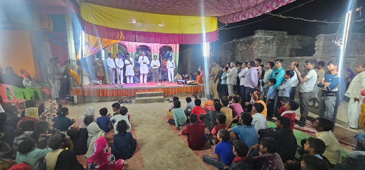 MPSinghRanu2's tweet image. विकास खण्ड हरपालपुर के पलिया ग्राम में माता फूलमती प्रांगण में चल रहे राम लीला कार्यक्रम में सम्मिलित होकर आयोजन से जुडे कलाकार बन्धुओं एवं कमेटी के पदाधिकारियों का उत्साह बर्धन करते हुए श्री राम लीला मंचन के सफल आयोजन की शुभकामनाएं प्रेषित की।।