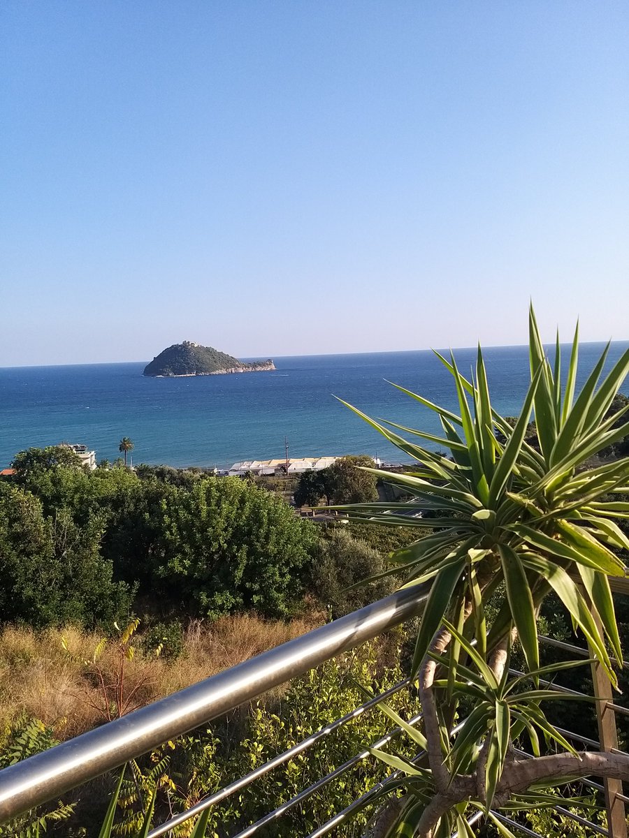 Ancora in collina,vicino alla via Julia Augusta.È come se il tempo si fosse fermato.Buona serata a tutti.😊