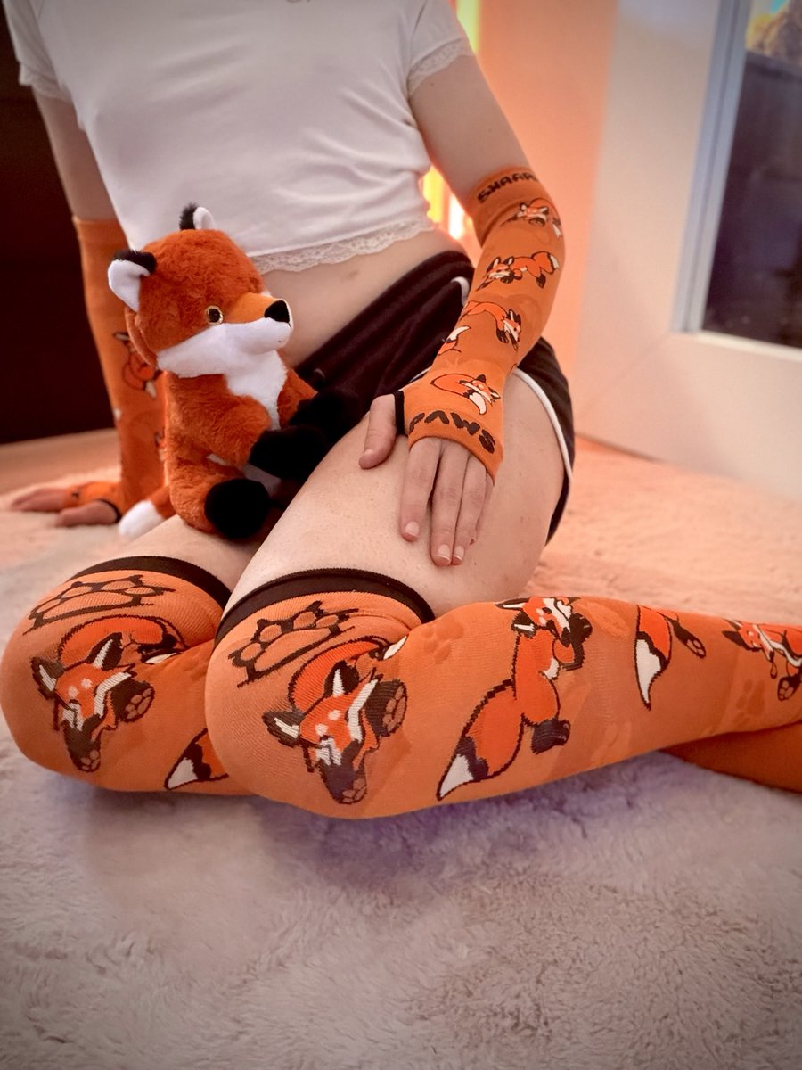 Foxes everywhere 🦊🦊🦊🦊✨

Look at this super cute sockies by <a href="/AngyPaws/">Angy Paws</a> &amp; <a href="/LandShaarrk/">Luna the fox!!</a> :D