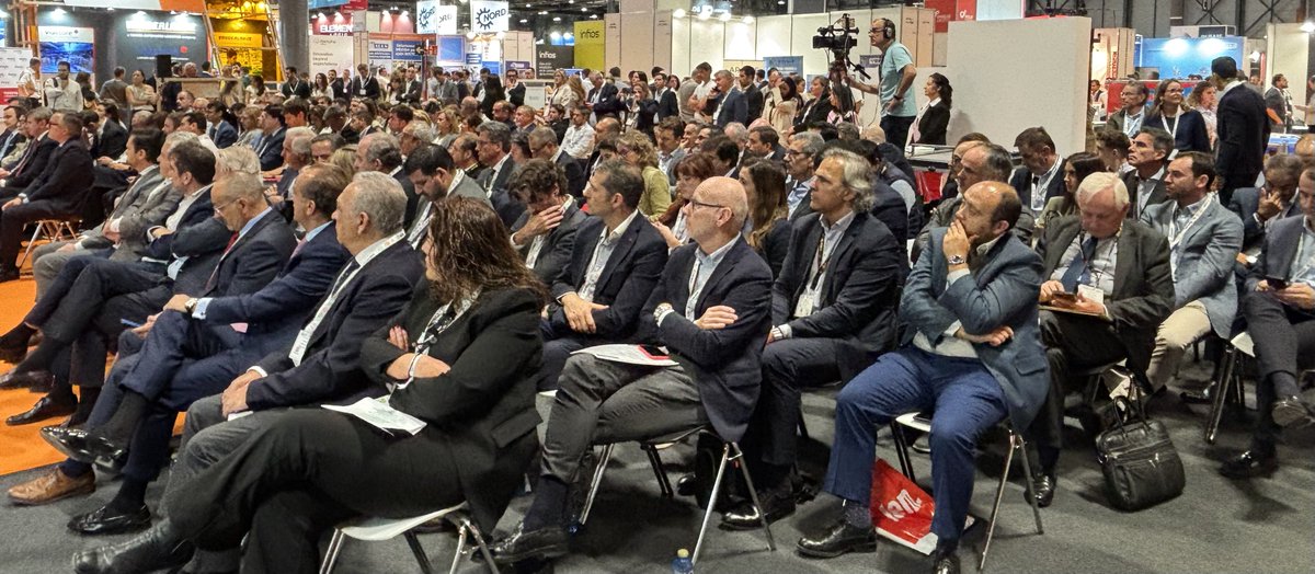 UNOlogistica's tweet photo. 🏆Concluyen los #PremiosUNO2025, en los que ha participado el vicepresidente primero de @CEOE_ES y presidente de @_CEIM_, @mgarridocierva; y el presidente de #UNO, @FArandaManzano.

👏¡Gracias a todos por acompañarnos!

@MBenzEspana @IFEMA @LogisticsSpain @easyfairsiberia https://t.co/8pLoduUzxa