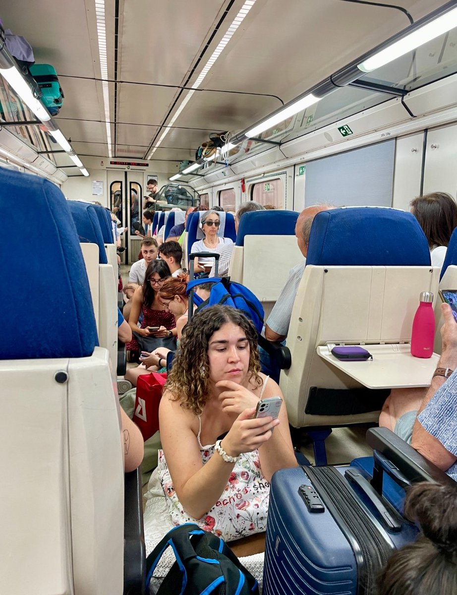 18.000 personas viajan diariamente entre Huesca-ZGZ y el cercanías mejoraría su conexión. Argumentar "baja demanda" cuando el regional baja lleno con gente en el suelo es engañarnos.

¿Hasta cuando aguantaremos  que Aragón sea maltratado una y otra vez? Sr Puente, Aragón Existe