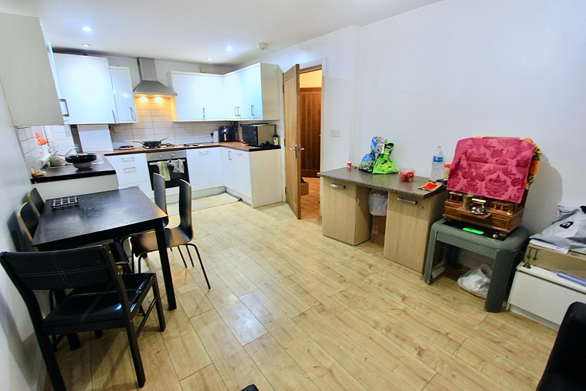 LettingsofLDN's tweet photo. https://t.co/A5cZw0YQlE of London is pleased to offer this Recently REFURBISHED 2 double bedroom GRD floor FLAT with access to patio and communal gardens. Set within walking distance to HA3 KENTON TUBE station, amenities, shops, supermarkets and more.  AVAILABLE NOW https://t.co/AnaShmXNkC