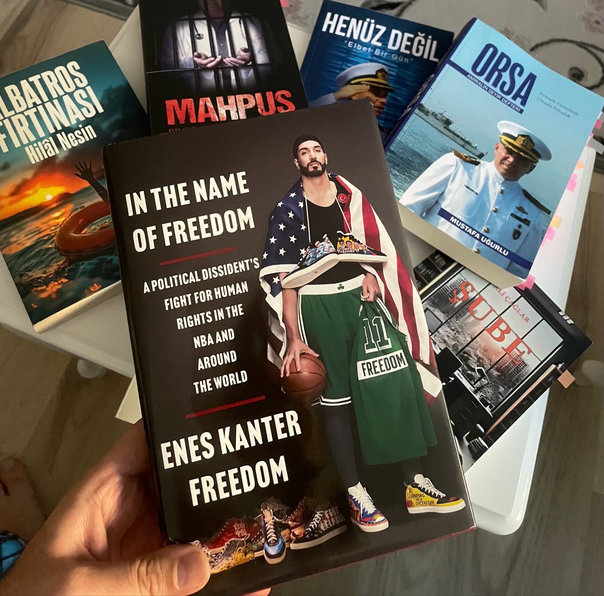 Ne diyordu Kenan Evren:
~“bir sağdan, bir soldan astık, kestik”

Bizler de deriz ki; “herkese eşit mesafedeyiz, derdimizle dertlenen herkesi sevdik ve okuruz..”

Teşekkürler <a href="/EnesFreedom/">Enes Kanter FREEDOM</a>