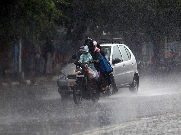 MitransCuba's tweet image. 5 consejos para conducir de manera segura bajo la lluvia⤵️
Reduce tu velocidad y aumenta tu distancia de seguridad.
Activa tus luces de cruce o intermitentes.
Trata de circular en los carriles centrales.
Pasa los charcos y pequeñas inundaciones con cuidado.