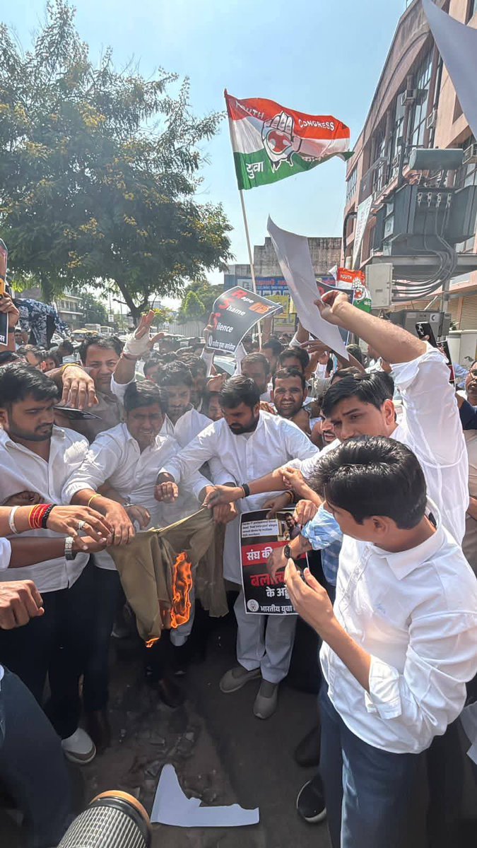 Bharat Raj Choudhary (@bharatmalpura) on Twitter photo आज <a href="/AbhimanyuP00NIA/">Abhimanyu Poonia</a> जी के नेतृत्व में युवा कांग्रेस द्वारा RSS की घृणित और विभाजनकारी सोच व देशभर में RSS की विचारधारा से प्रेरित होकर हो रहे अत्याचारों, केरल के छात्र आनंदू अजी के साथ हुए जघन्य कुकृत्य के विरोध में प्रदर्शन कर पुतला दहन किया।
<a href="/SachinPilot/">Sachin Pilot</a> <a href="/Allavaru/">Krishna Allavaru</a> आज <a href="/AbhimanyuP00NIA/">Abhimanyu Poonia</a> जी के नेतृत्व में युवा कांग्रेस द्वारा RSS की घृणित और विभाजनकारी सोच व देशभर में RSS की विचारधारा से प्रेरित होकर हो रहे अत्याचारों, केरल के छात्र आनंदू अजी के साथ हुए जघन्य कुकृत्य के विरोध में प्रदर्शन कर पुतला दहन किया।
<a href="/SachinPilot/">Sachin Pilot</a> <a href="/Allavaru/">Krishna Allavaru</a>