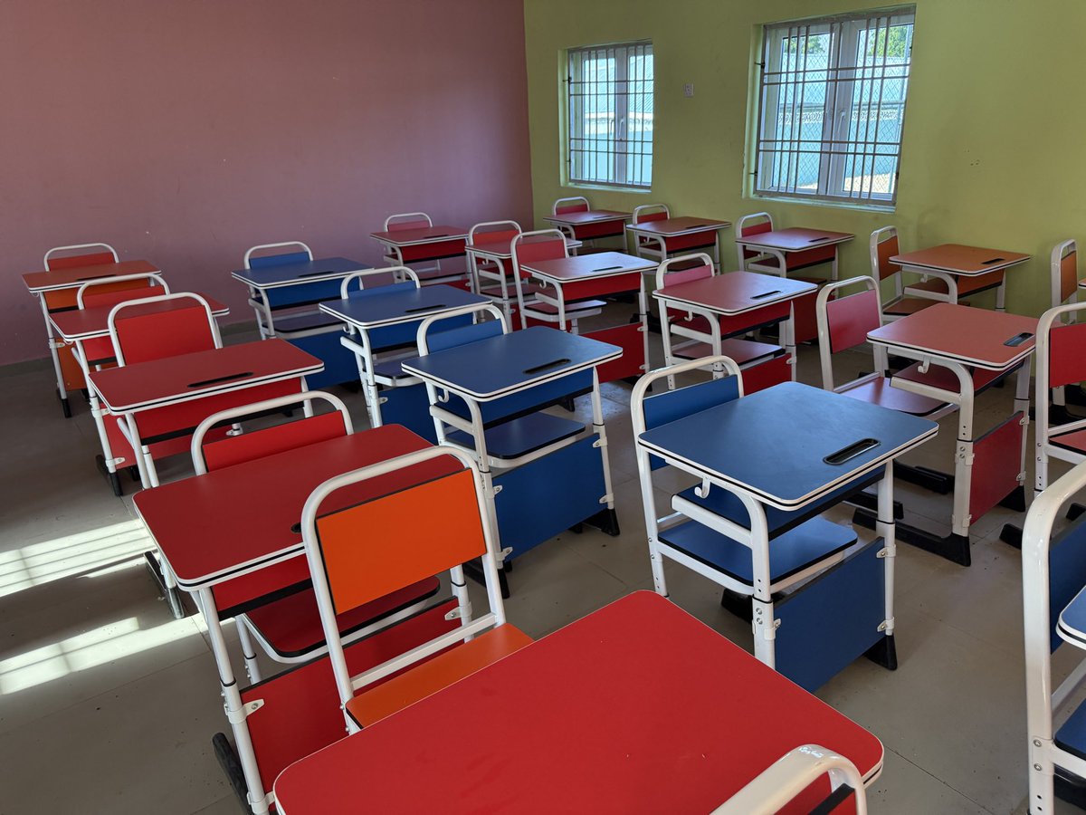 BashirAhmaad's tweet image. This is one of the 104 mega schools in Borno State that have already been completed, with 36 others under construction. This particular one, named after President Bola Tinubu, was recently constructed by Gov. Babagana Zulum. It has 35 classrooms, laboratories and other ICT…