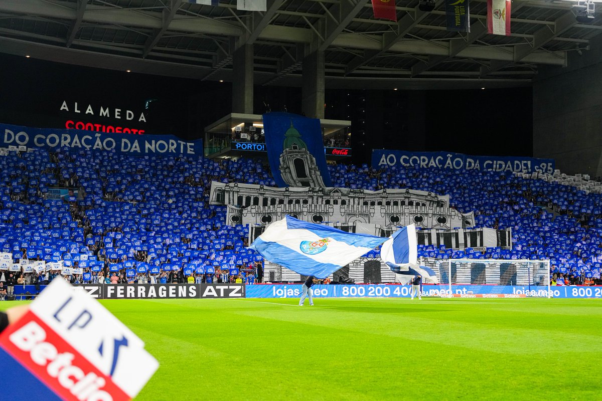 FCPorto's tweet photo. 𝐋𝐚 𝐅𝐚𝐦𝐢𝐠𝐥𝐢𝐚 𝐏𝐨𝐫𝐭𝐢𝐬𝐭𝐚 💙

Nothing compares to this. https://t.co/m5icKehChE