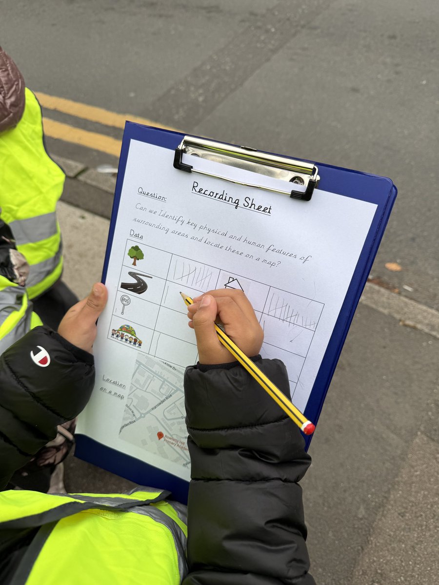 Rowlatts_TMET's tweet image. Year 1  had a great afternoon going on a walk of the local area to look at physical and human geographical features. #RMPAgeography #fieldwork