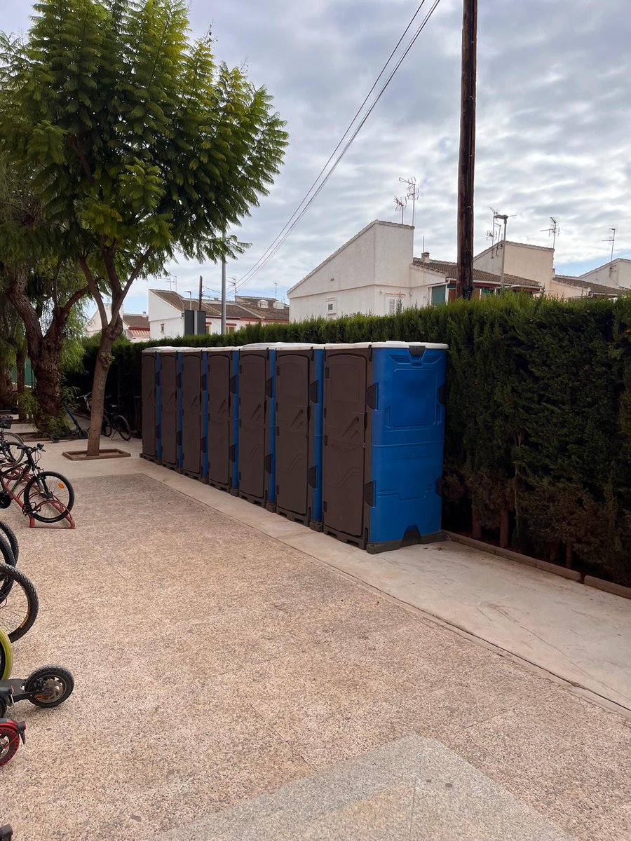 Tras el corte de agua de ayer en el municipio, hoy el ayuntamiento nos ha dotado con 10 WC químicos para los alumnos.
Muchas gracias a la concejala Jose Lajara <a href="/AytoLosAlczares/">Ayuntamiento de Los Alcázares</a> por su gran interés en que todo se solucione.