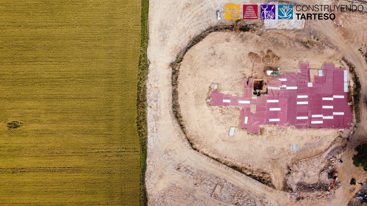 Mientras las obras de construcción de la cubierta que protegerá el yacimiento de #CasasdelTuruñuelo avanzan 🏗️ nosotros seguimos trabajando en el yacimiento para concluir la excavación de la 'Estancia de la Columna' ⛏️🌾