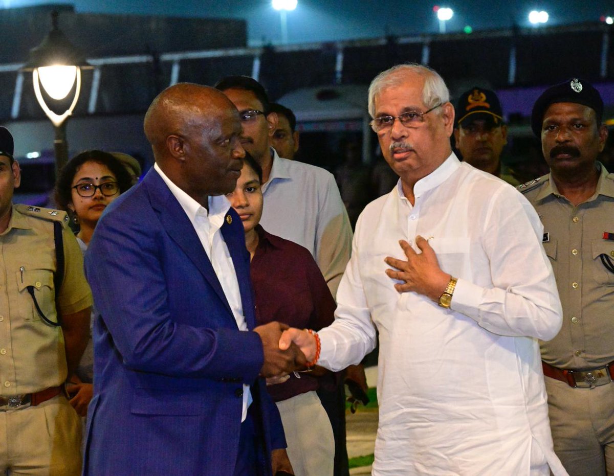 KeralaGovernor's tweet photo. Hon’ble Governor Shri Rajendra Vishwanath Arlekar paid last respects to former Prime Minister of Kenya, Mr. Raila Odinga, at Ernakulam today. On behalf of the Hon’ble Prime Minister of India, he offered floral tributes and remembered Mr. Odinga as a great friend of India. https://t.co/5b6LwJ4aXm