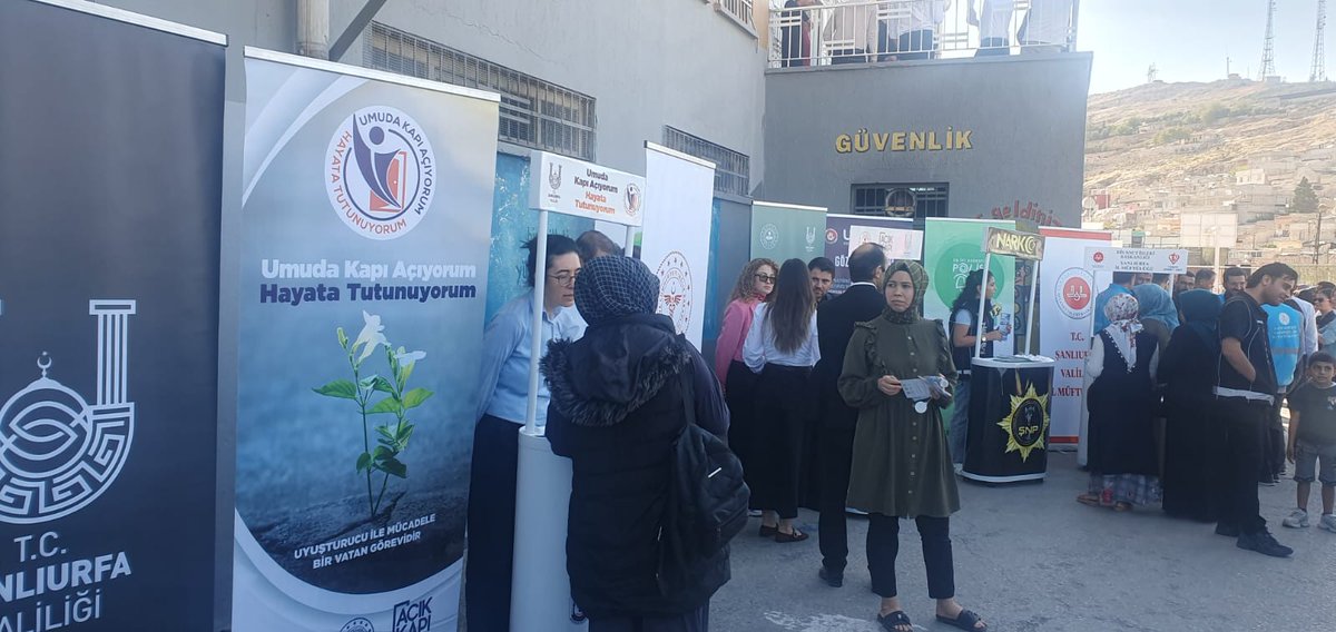 İl Sağlık Müdürümüz Dr. Öğr. Üyesi Erhan Berk, “Umuda Kapı Açıyorum Hayata Tutunuyorum” ve “Bağımlılığın Önlenmesi” projeleri kapsamında ilimizde yürütülen çalışmalar çerçevesinde düzenlenen mahalle buluşmalarında açılan stantları ziyaret etti.
<a href="/ErhanBerkDR/">Erhan Berk</a>