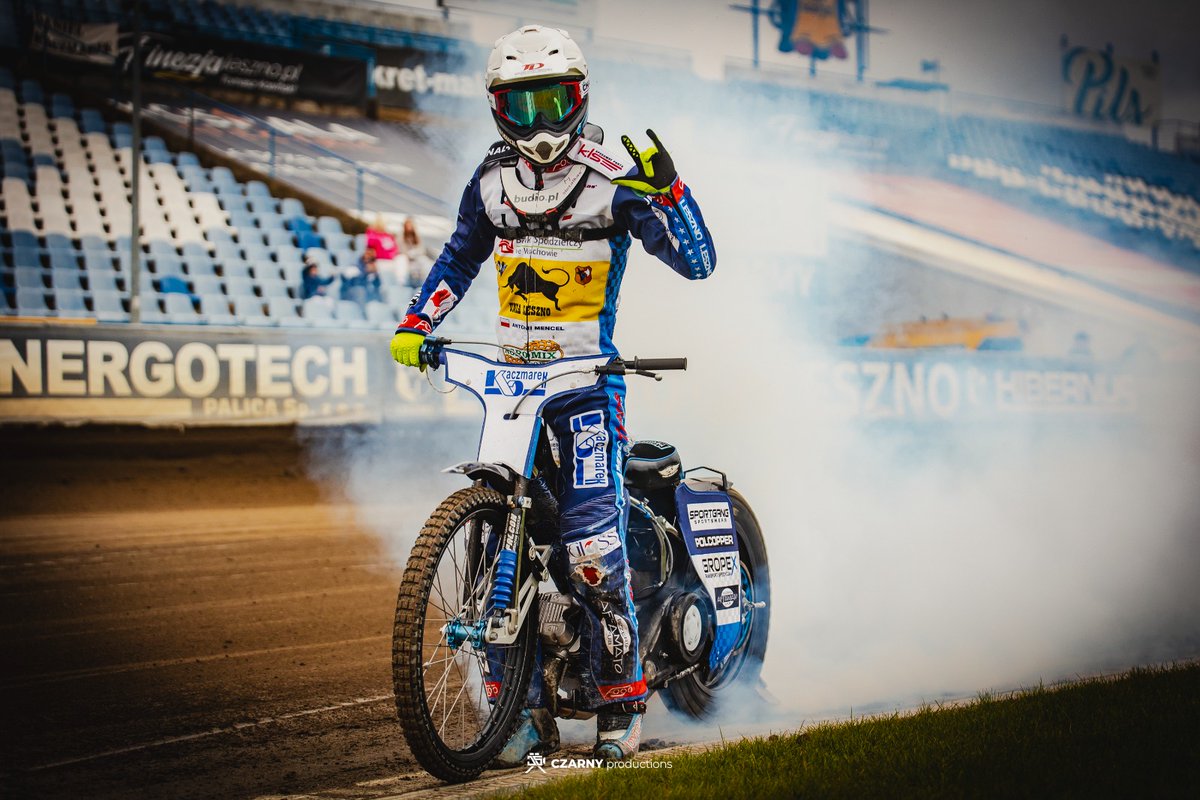UniaLesznoKS's tweet photo. Antoni Mencel Racing obchodzi dziś 2️⃣0️⃣ urodziny🥳
Naszemu juniorowi życzymy dużo zdrowia, samych trójek i spełnienia marzeń🤟👊
Zróbcie hałas dla Antka🤍💙
#UniaLeszno #Metalkas2Ekstraliga #PGEEkstraliga #KSUL2025 #Speedway #BullSquad https://t.co/rAnvjpwlsT