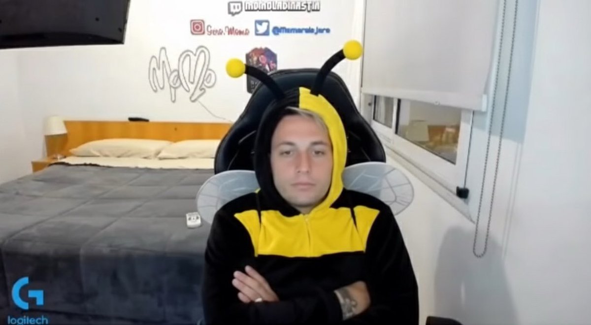 c4nkkun's tweet image. - momo zumbas mucho

+ que preferis pelotudo que me quede en la colmena asi